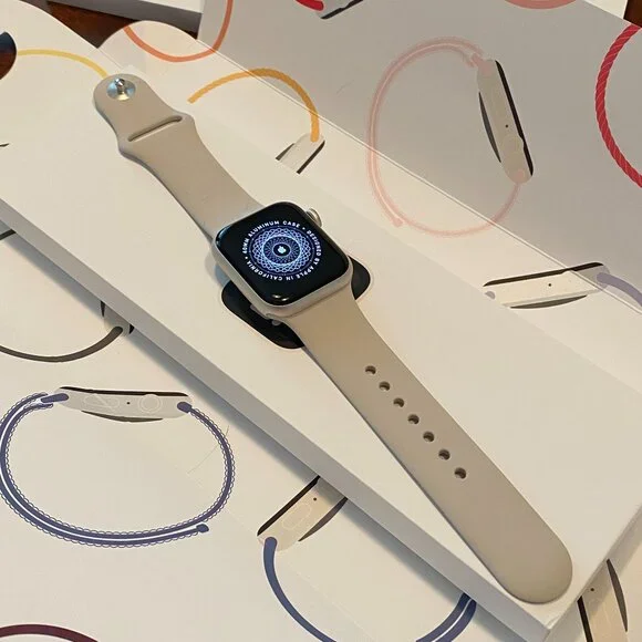 Apple SE 2nd Gen Smartwatch GPS 40mm Starlight Aluminum - Worn Once - Picture 1 of 5